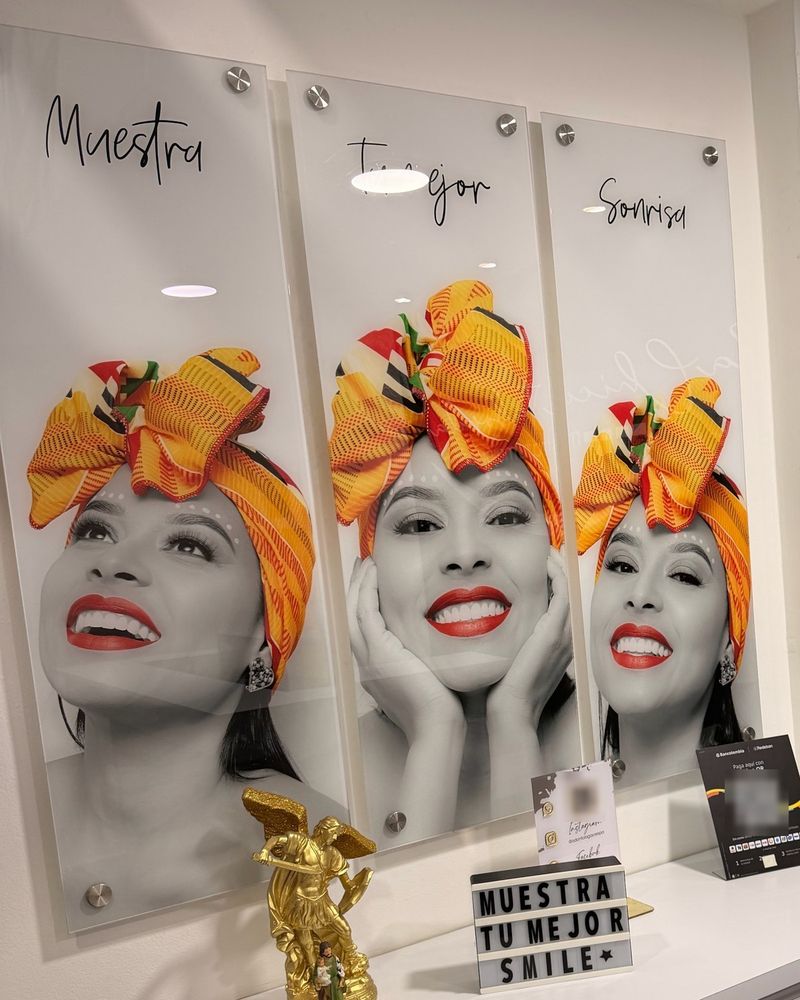 Reception with the 'Muestra tu mejor sonrisa' (show your best smile) panels