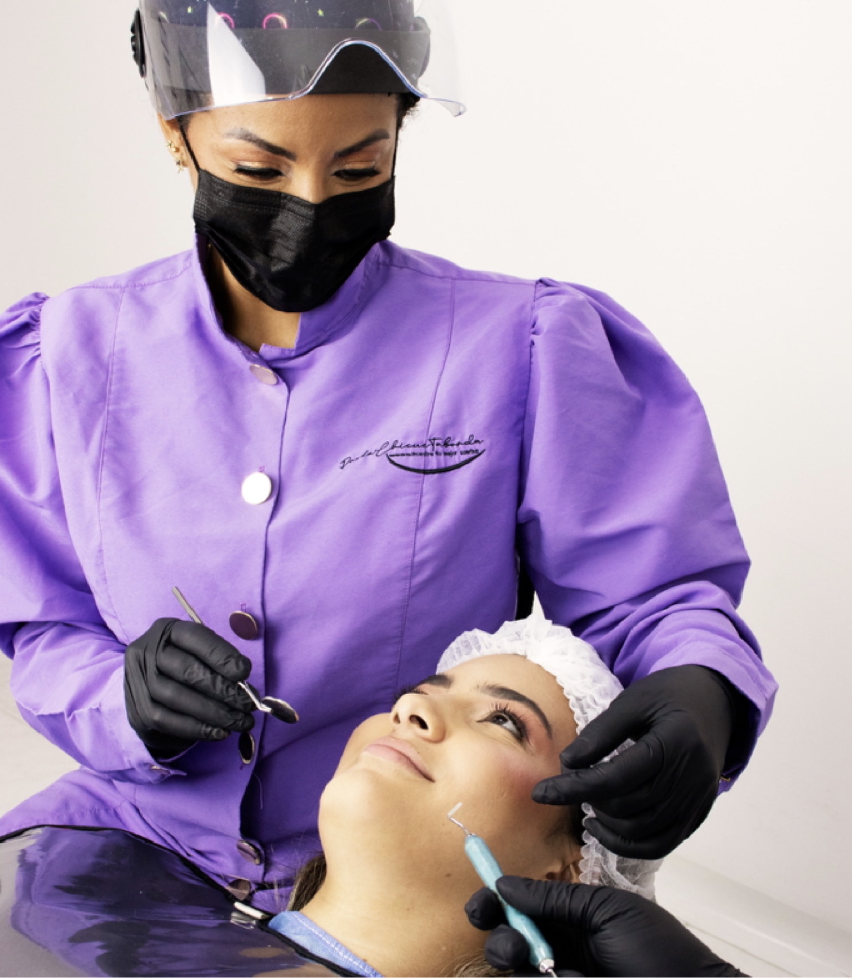 Dra. Paola Chicue with a patient during a composite veneer consultation