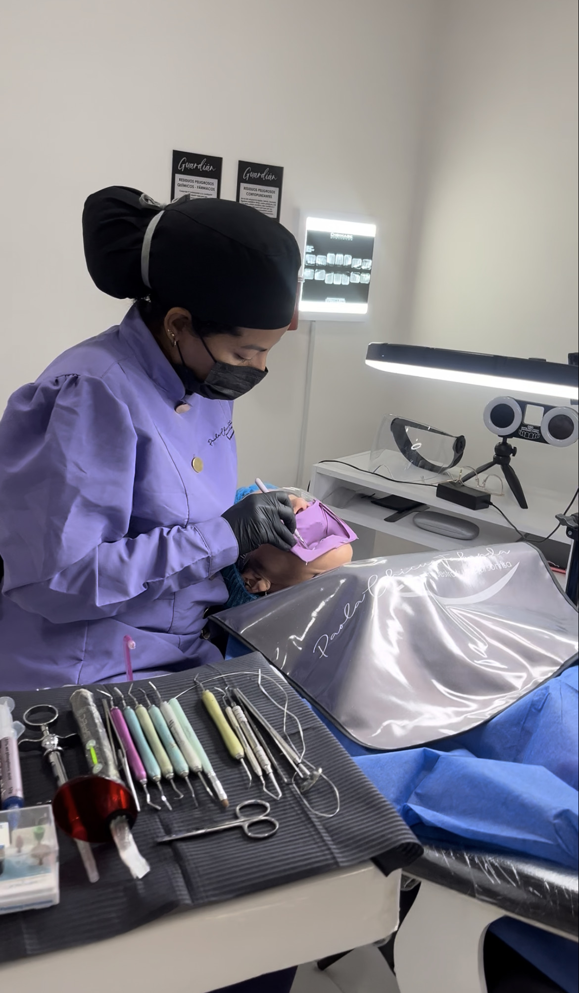Professional dental cleaning procedure at Dra. Paola Chicue clinic in Cali, Colombia