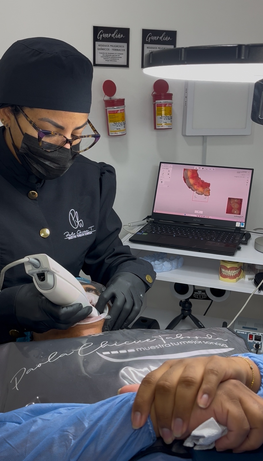 Dra. Paola Chicue using a 3D digital scanner to design porcelain veneers, Cali clinic