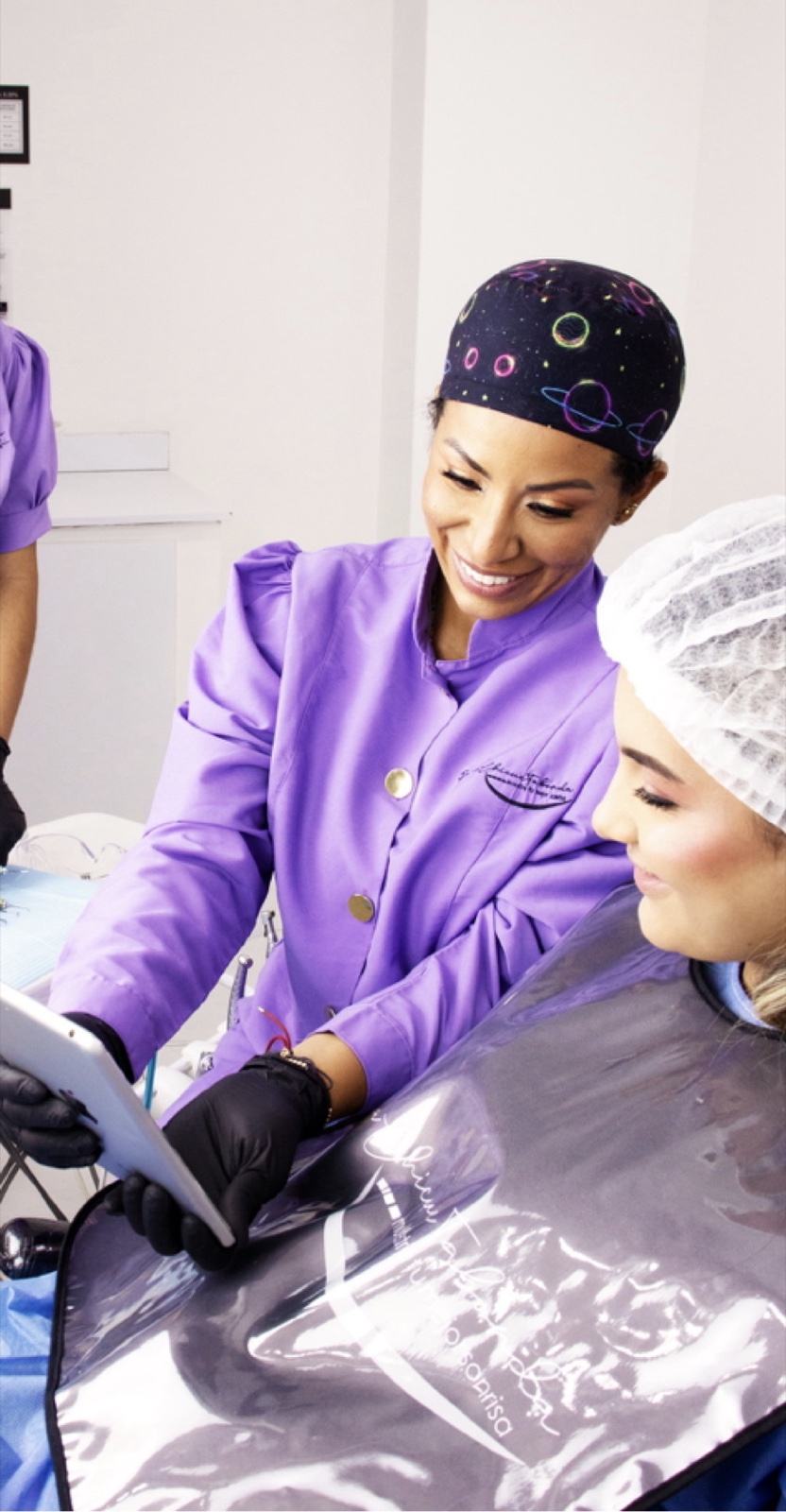 Dra. Paola Chicue showing a patient her digitally designed porcelain veneers preview
