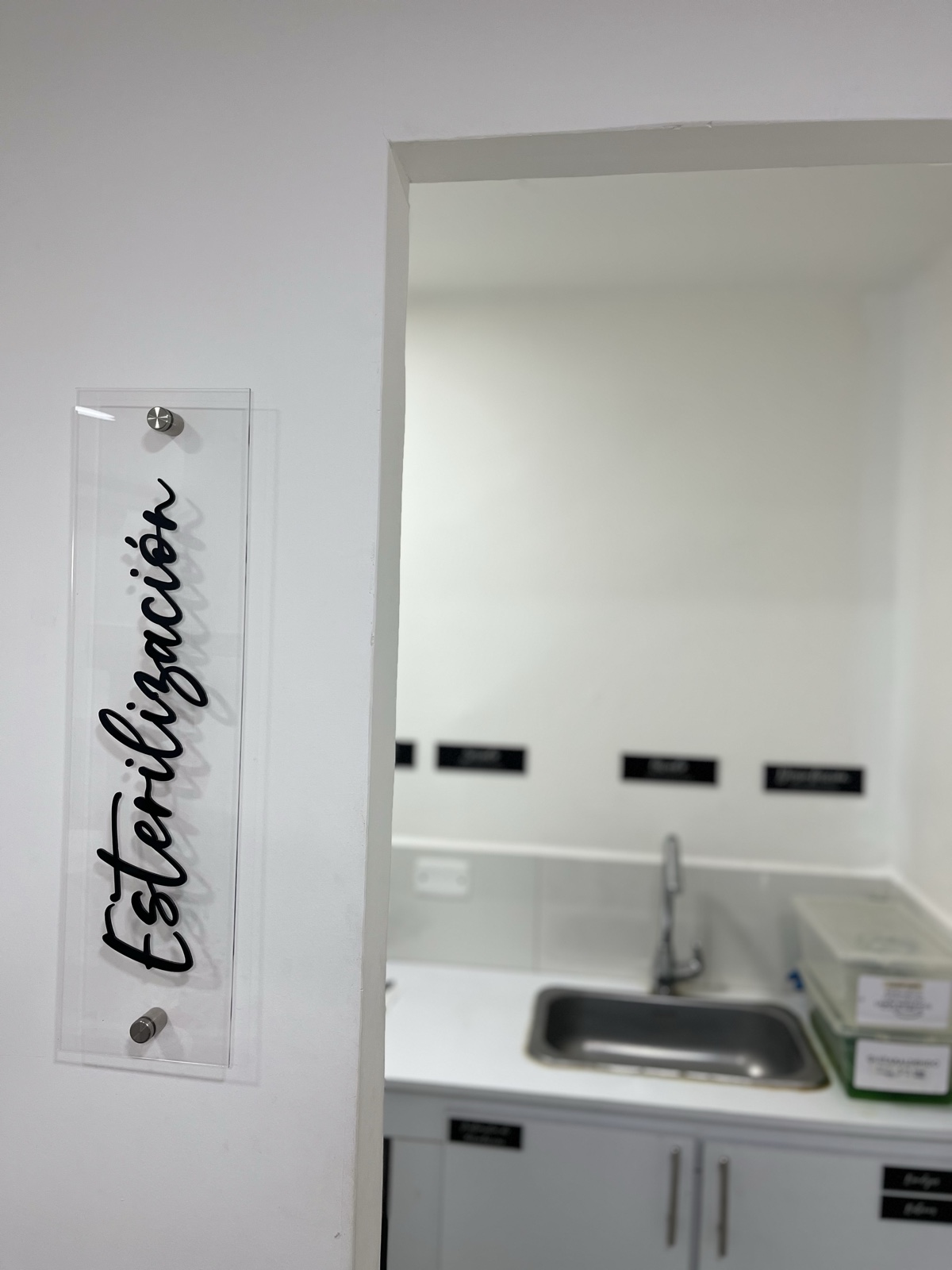 Sterilization area marked 'Esterilización' at Dra. Paola Chicue's clinic in Cali