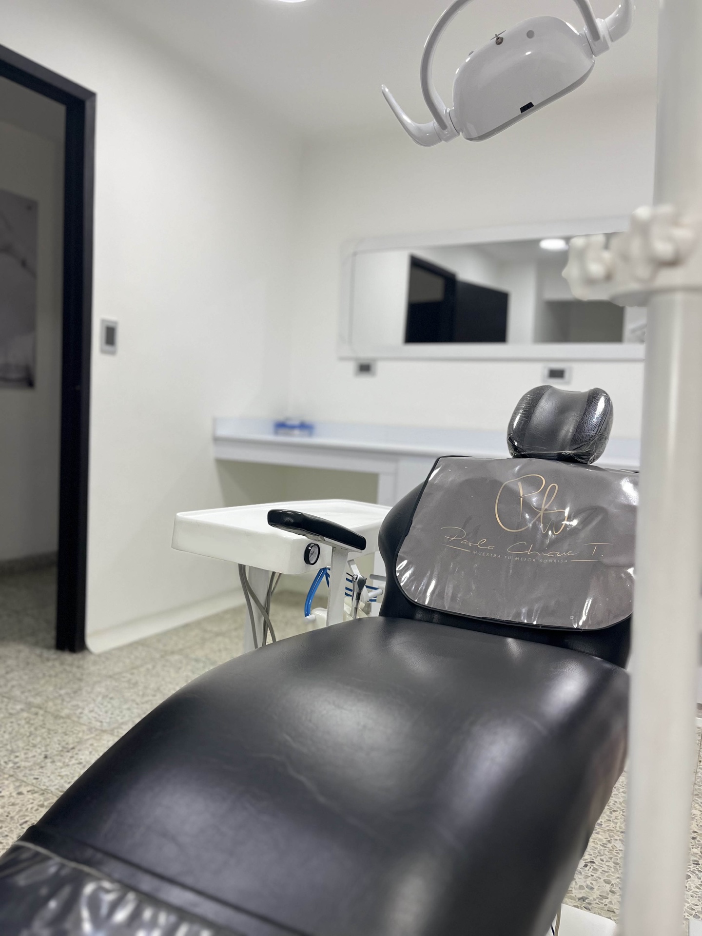 Modern dental chair and ring light at Dra. Paola Chicue's Cali clinic