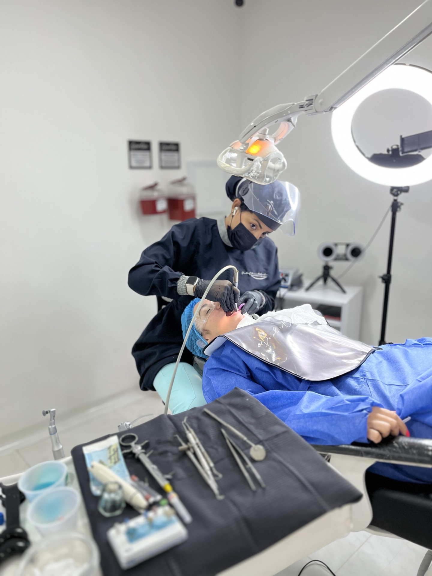 Professional teeth whitening session at Dra. Paola Chicue clinic in Cali, Colombia